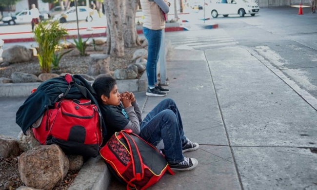 Honduraslı genç bir göçmen, Tijuana'daki Meksika-Amerika sınır kapısında bekliyor. Fotoğraf: Getty